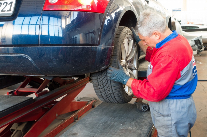 vente-CANNES-min_auto_repair_repair_lift_auto_mechanic_work_clothes_master_professional_man_of_the_fold-685629