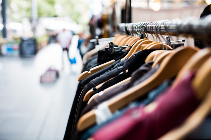 vente-CANNES-min_blur_close_up_focus_hanger_jacket_market_people_rack-1176303