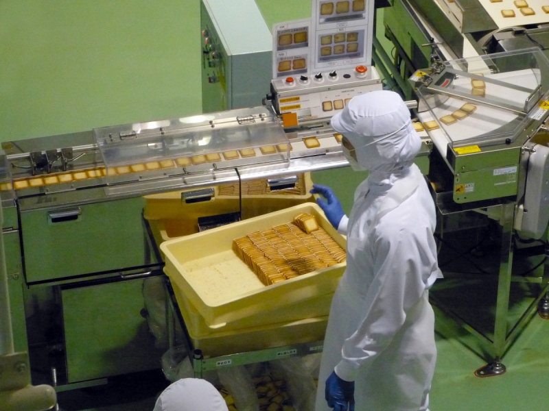 vente-CANNES-min_japan_sapporo_chocolate_factory_label_packaging_cookie_machine_operator-961505