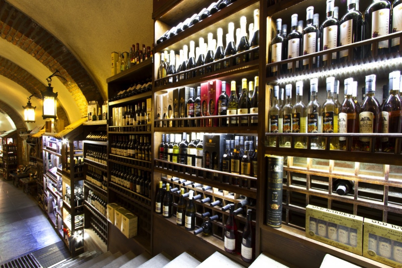 vente-CANNES-min_world_street_travel_shop_canon_georgia_wine_bottles-429767